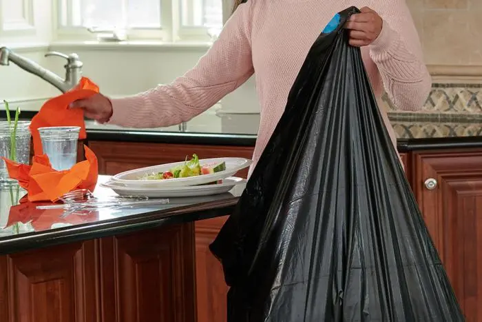 Hefty Strong Large Capacity Trash Bags – Heavy-Duty Liners 1